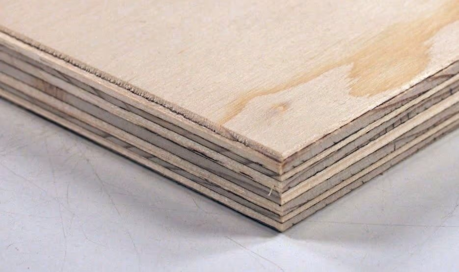 Góc một tấm plywood gỗ vân sam nhìn nghiêng. Mặt trên là một lớp veneer vân gỗ sáng màu, cạnh ván lộ nhiều sọc mỏng sáng tối xen nhau, mỗi sọc là một lớp veneer.