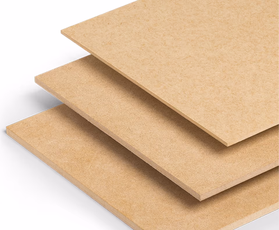 Ba tấm ván HDF mỏng màu nâu nhạt xếp chồng lệch nhau, cạnh ván mỏng hơn hẳn tấm MDF bên cạnh.