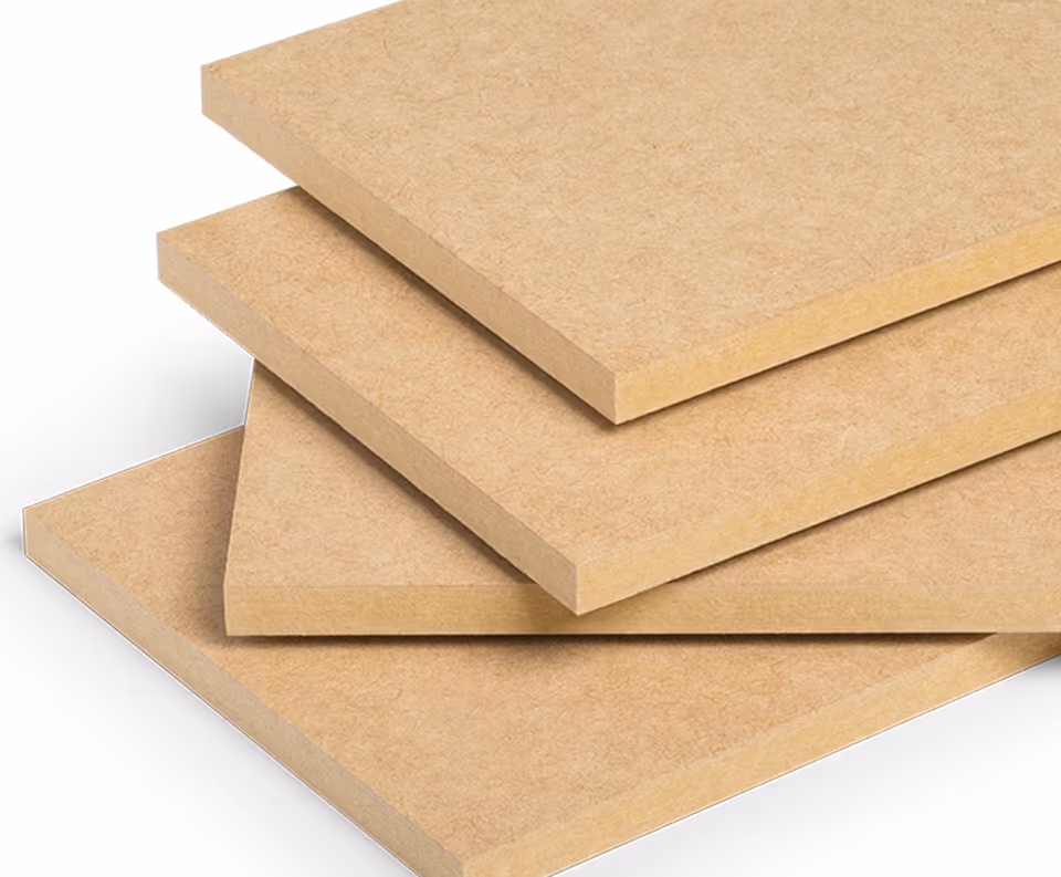 Bốn tấm ván MDF trơn màu nâu nhạt xếp chồng lệch nhau, cạnh ván dày, mặt ván mịn, không phủ.